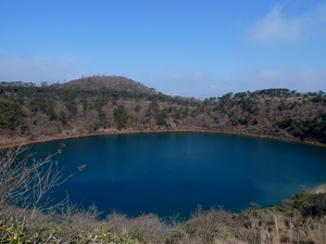 噴火口が湖に