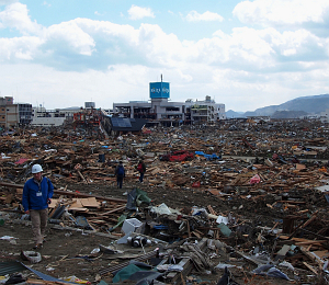 001_１０・番瓦礫に覆われていた震災直後の陸前高田市の様子（２０１１年３月撮影）.jpg
