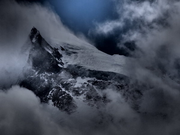 ９番目雲の隙間から姿を見せたマナスル峰の頂.jpg