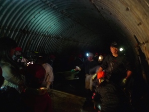 暗闇の中での清掃活動