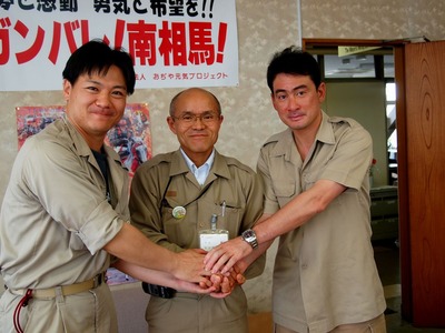 1番目　左から高邑勉議員、桜井勝延・南相馬市長