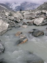 イムジャ氷河湖から水が流れ出す