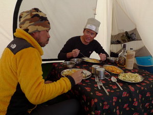 2ベースキャンプでの食事風景